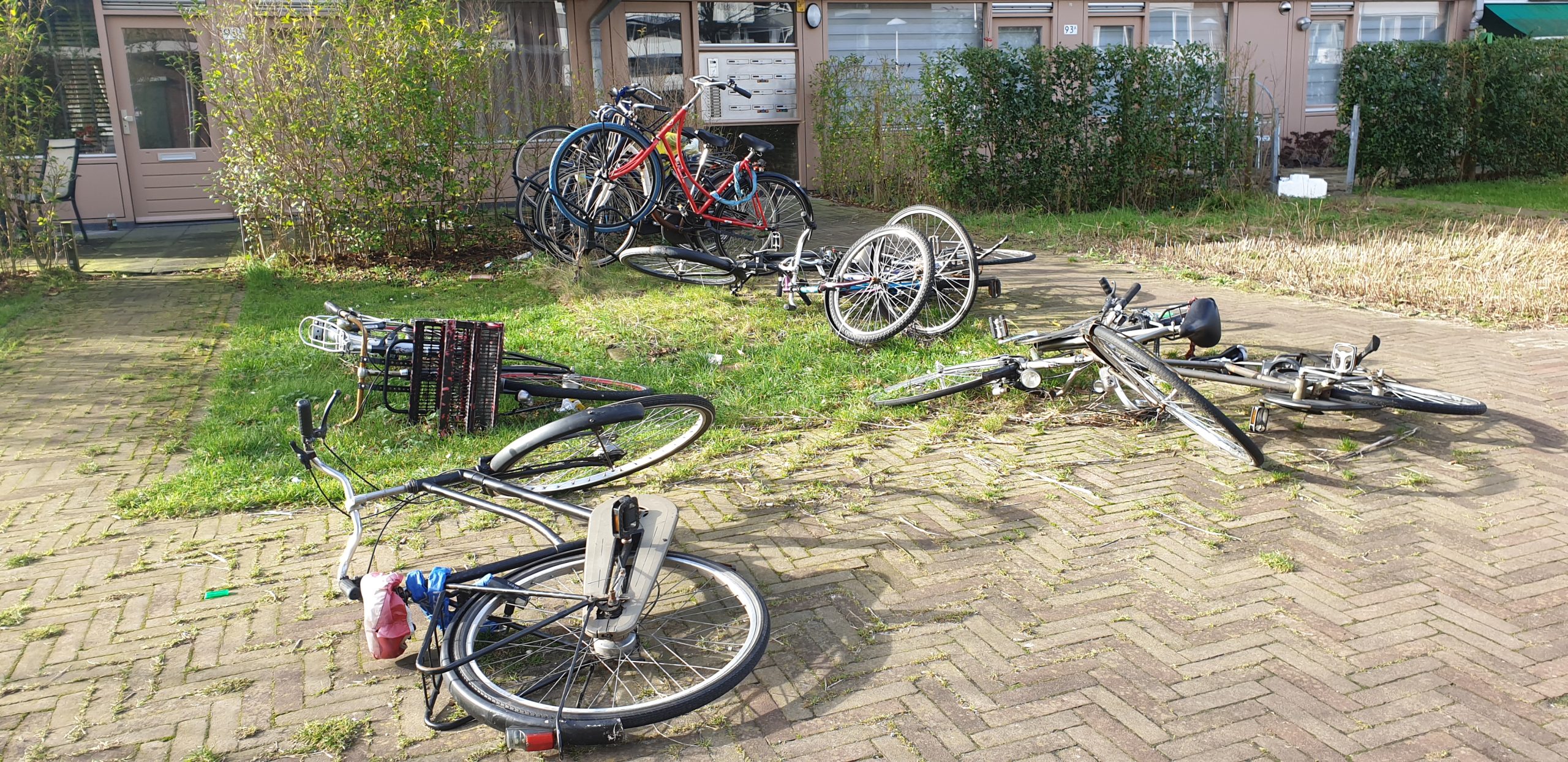 Fietsen liggen op de grond in plaats van in een rek. Illustratie van het CCV.