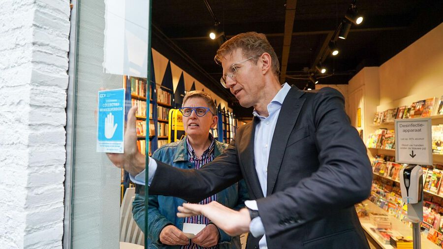 minister dekker plakt sticker ter illustratie voor een CCV-artikel