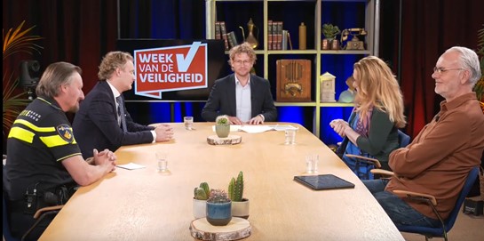 Ewout Genemans aan tafel voor een talkshow. Ter illustratie voor het CCV