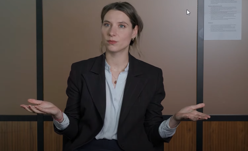 vrouw vertelt over een situatie. ter illustratie voor een artikel van het ccv