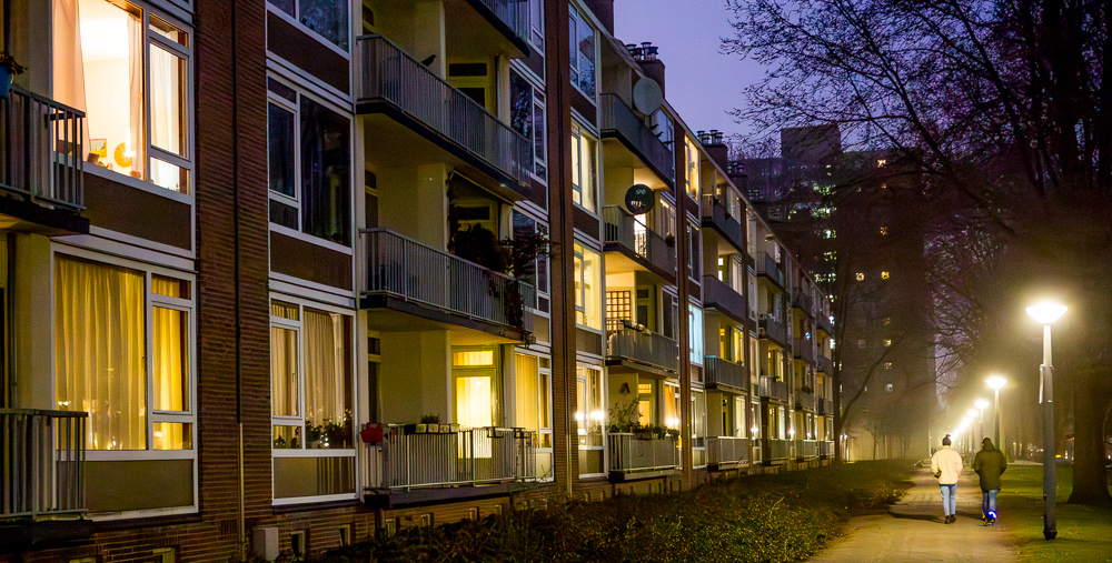 Foto van een straat met portiekflats in Amsterdam. illustratie voor gebruik van het CCV-dossier Veiligheidsbelevig.