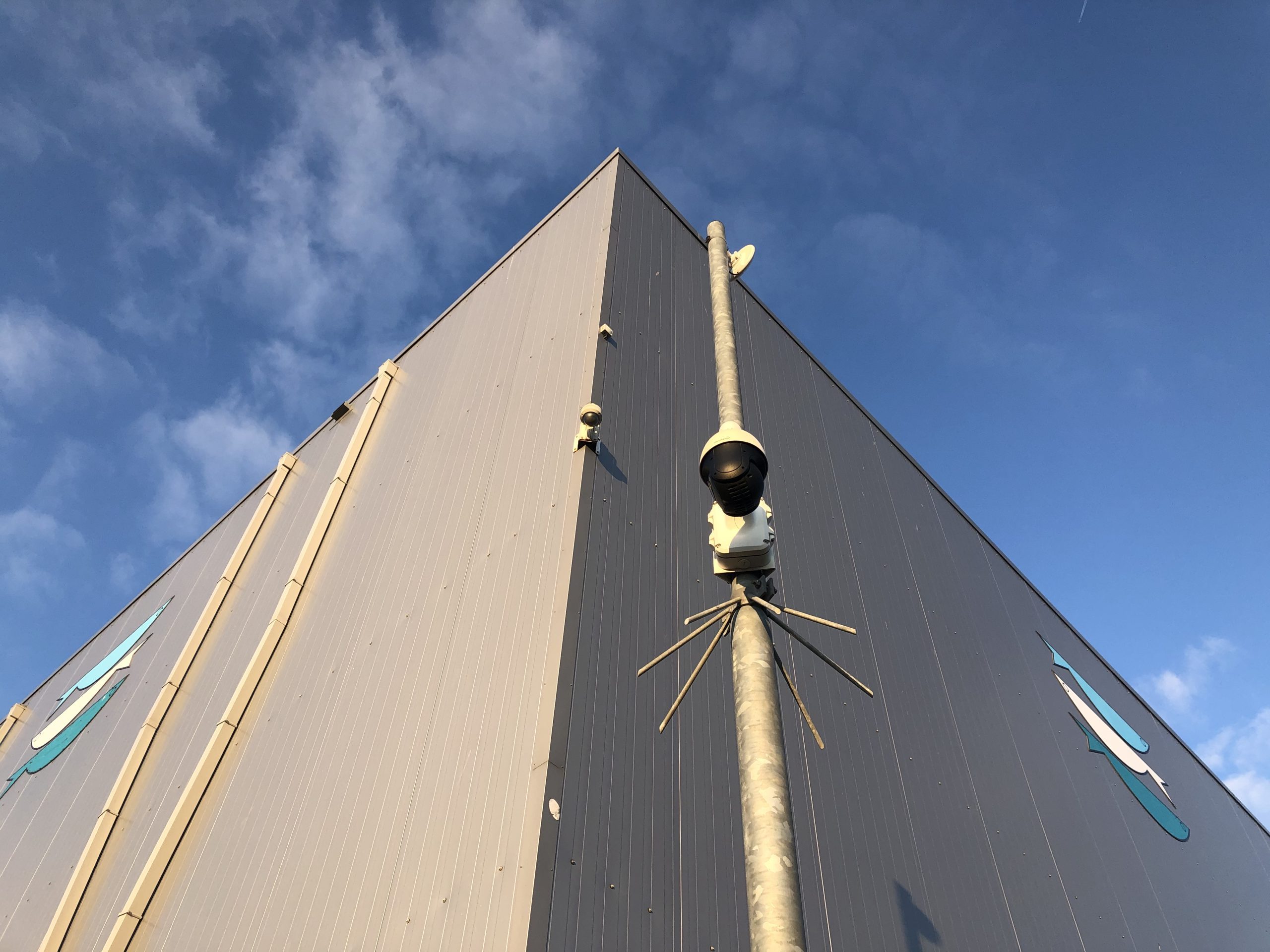 Beveiligingscamera voor cameratoezicht op een bedrijventerrein.