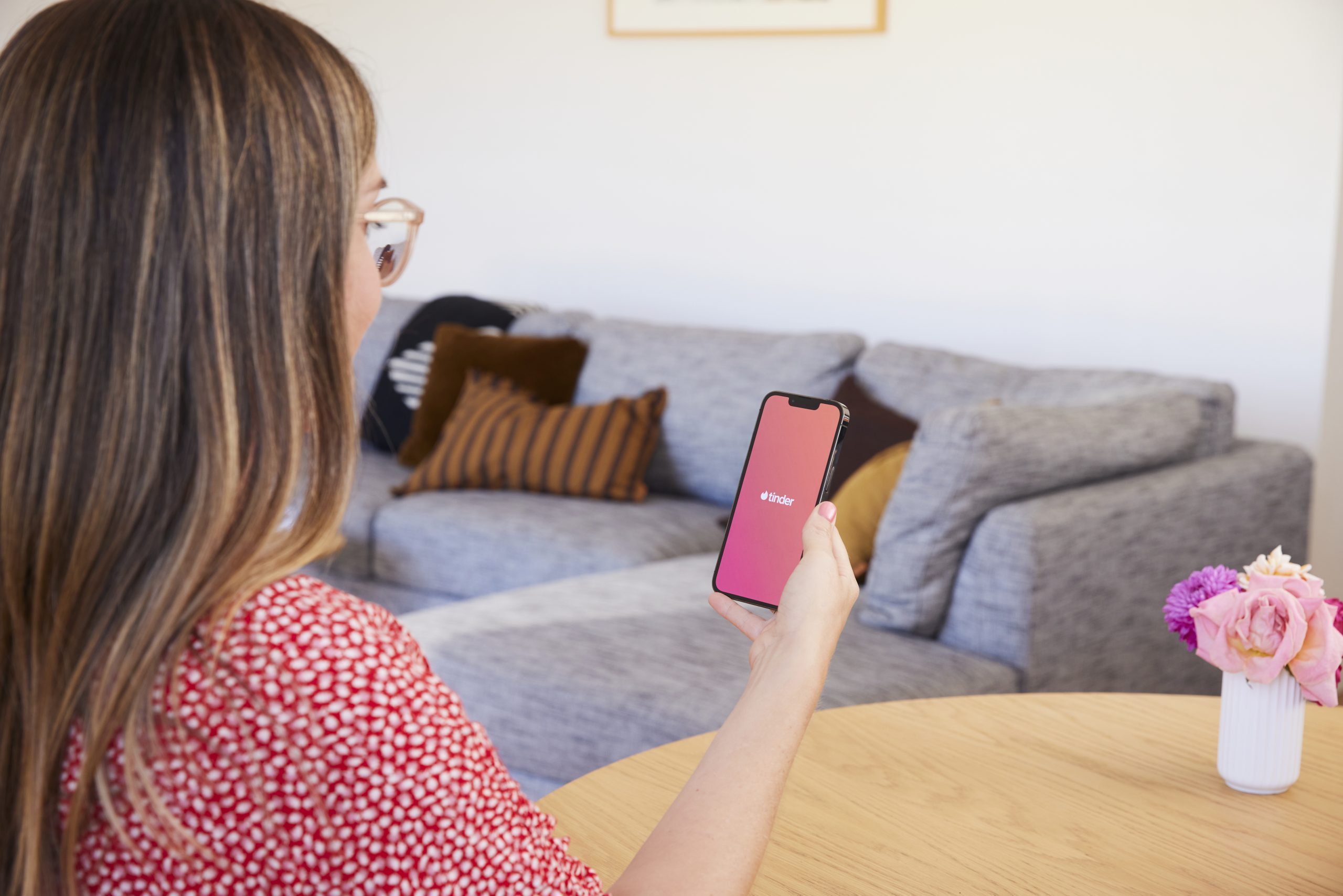 meisje kijkt op haar mobiel op tinder - ter illustratie van een nieuwsbericht van het ccv