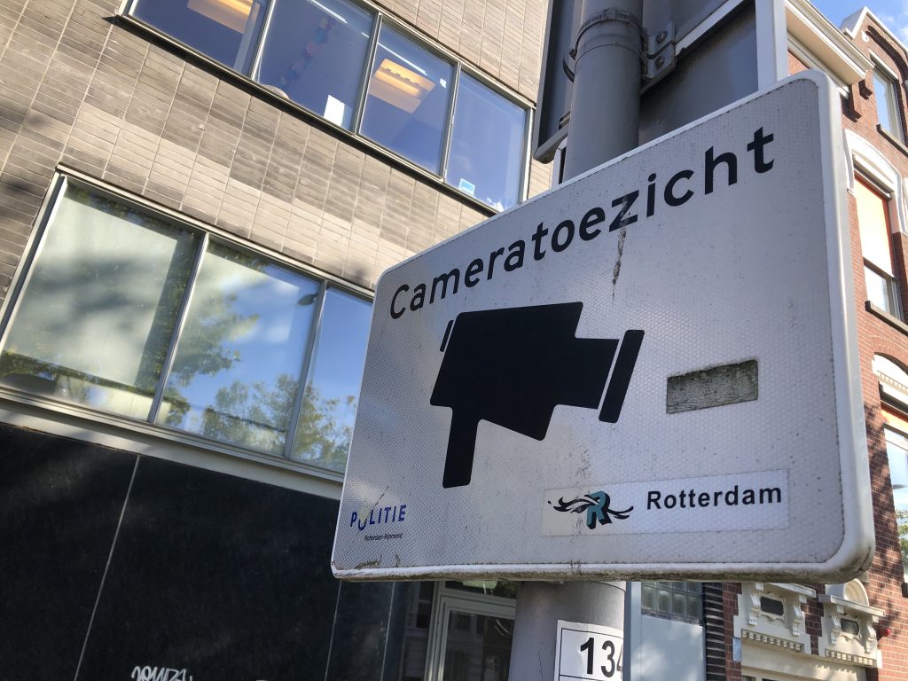 Bord met aankondiging van cameratoezicht op het terrein. Ter illustratie van het CCV-dossier Cameratoezicht.