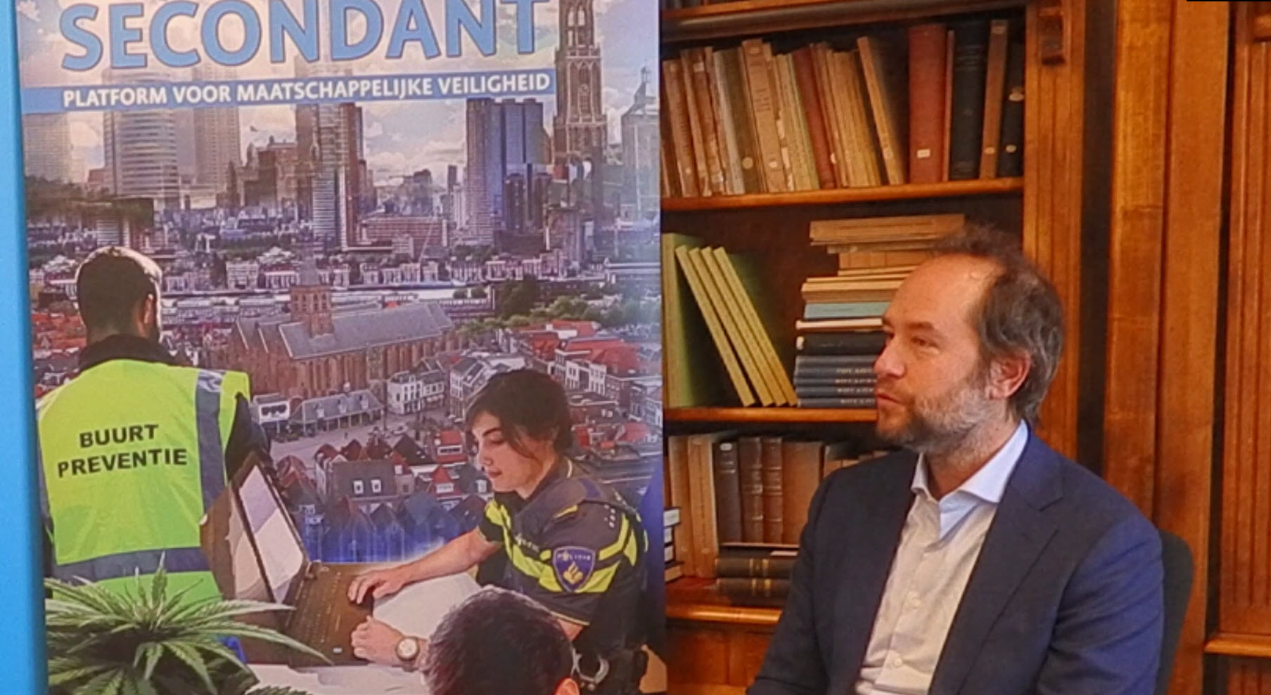 Hoogleraar Michiel van der Wolf wordt geïnterviewd door Secondant.