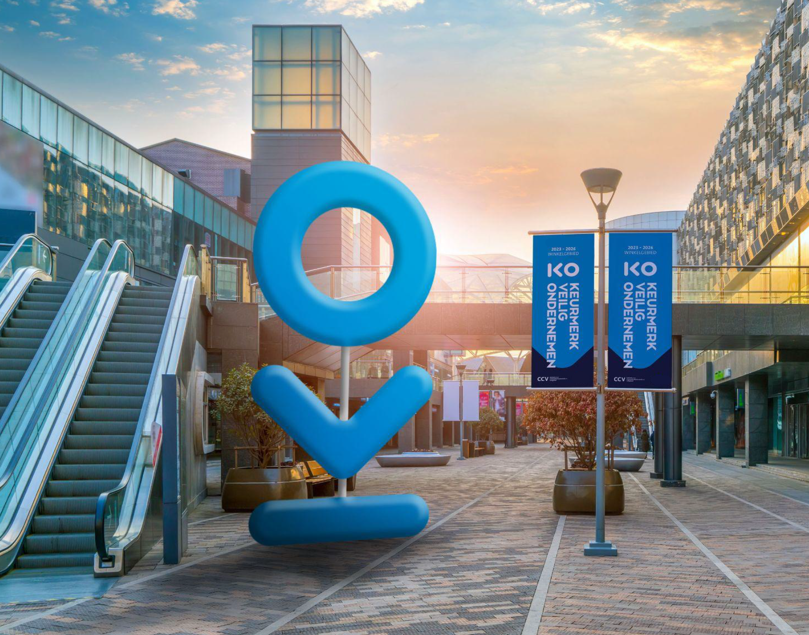 Het logo van KVO, het Keurmerk Veilig Ondernemen, afgebeeld in een winkelstraat.