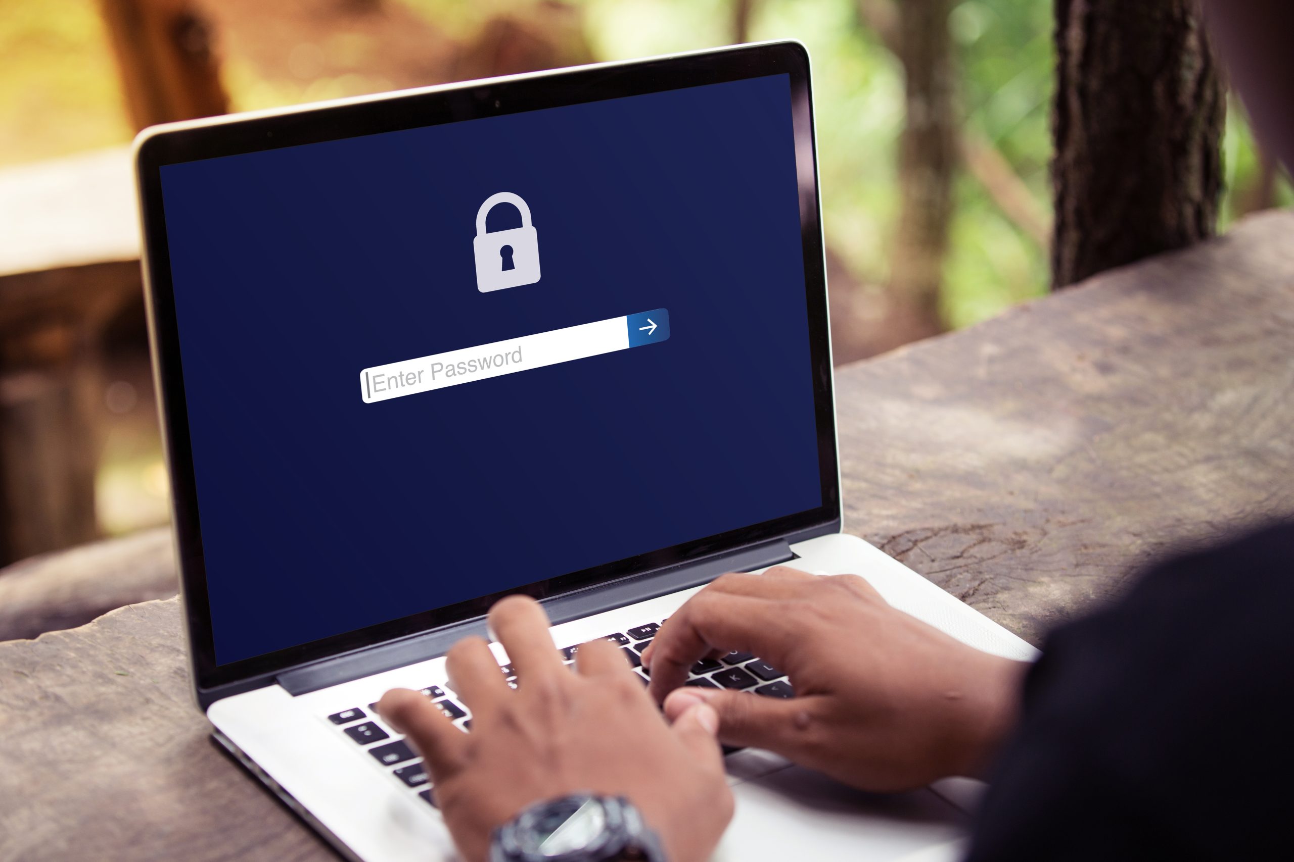 Man achter laptop met inlogscherm
