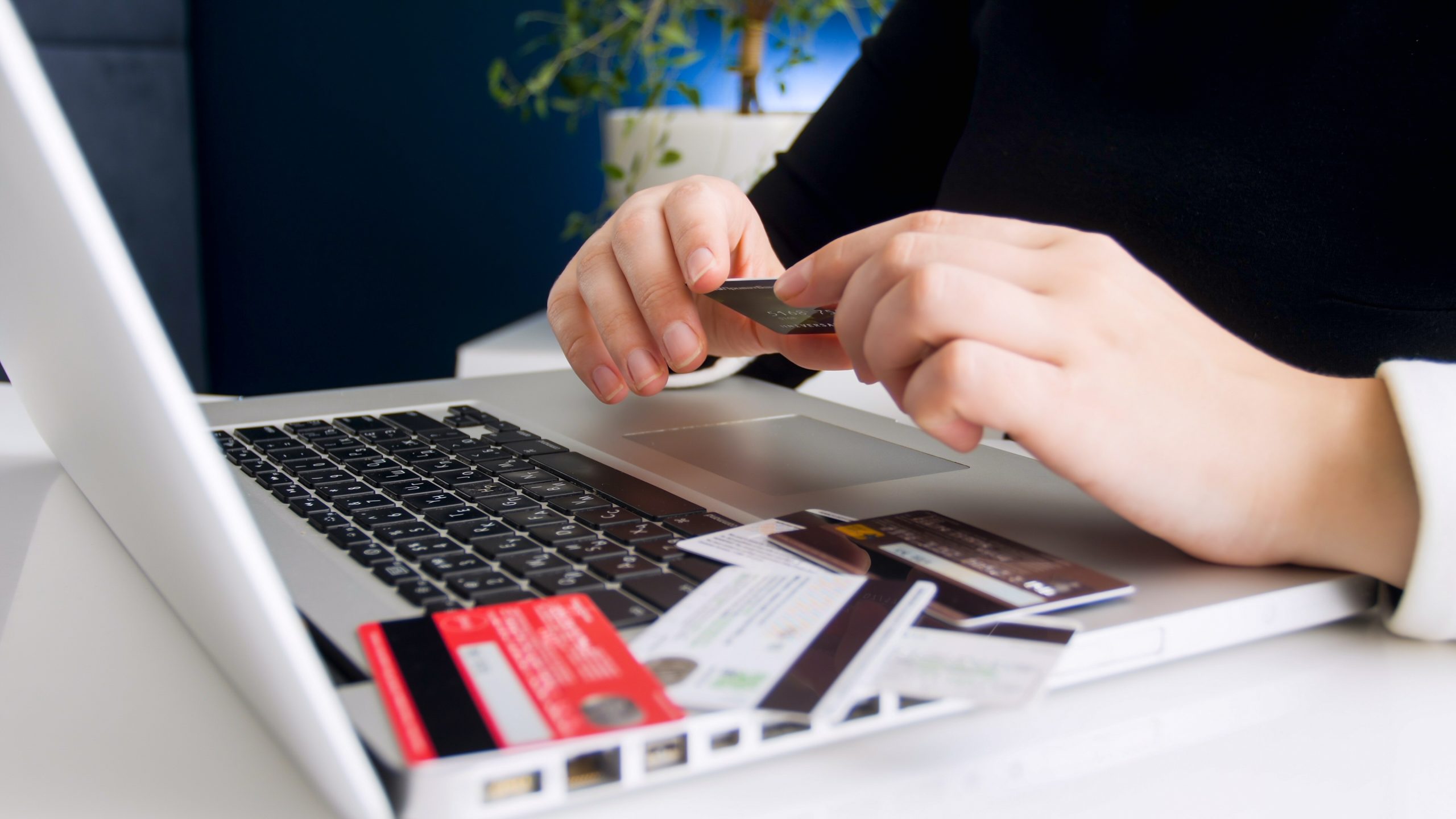 man met pasjes voor laptop