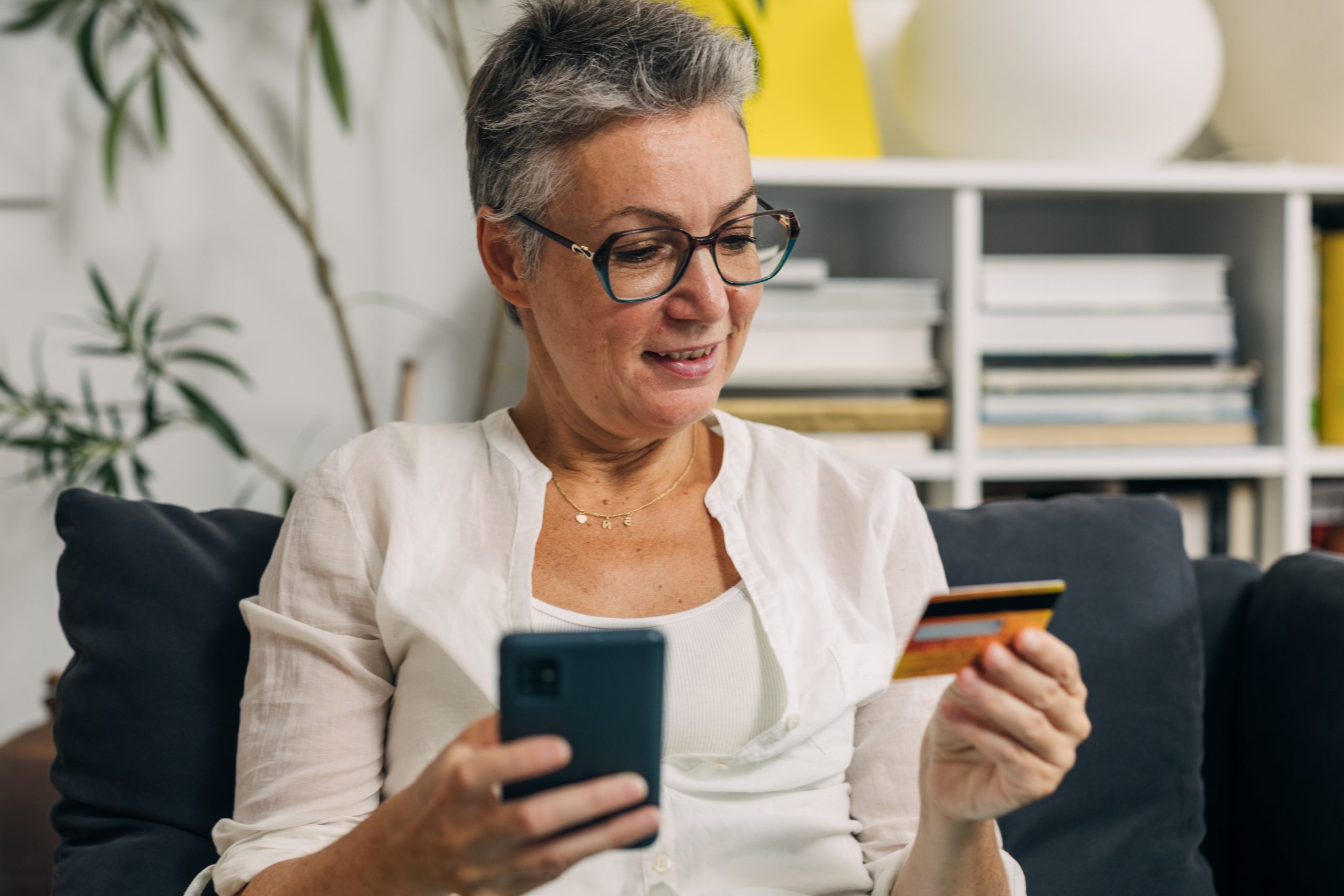 oudere vrouw met banppas en telefoon