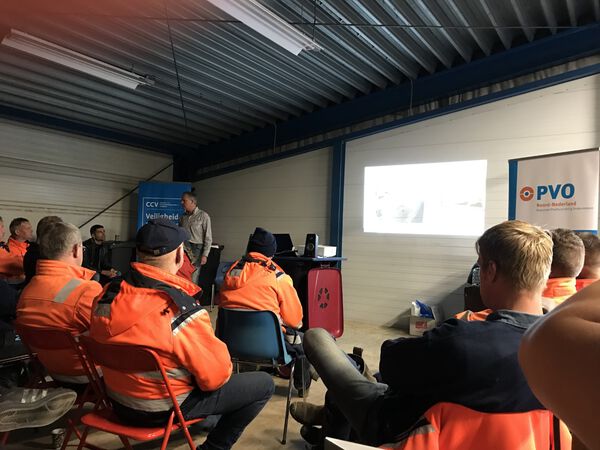 Medewerkers kijken naar een presentatie van het CCV