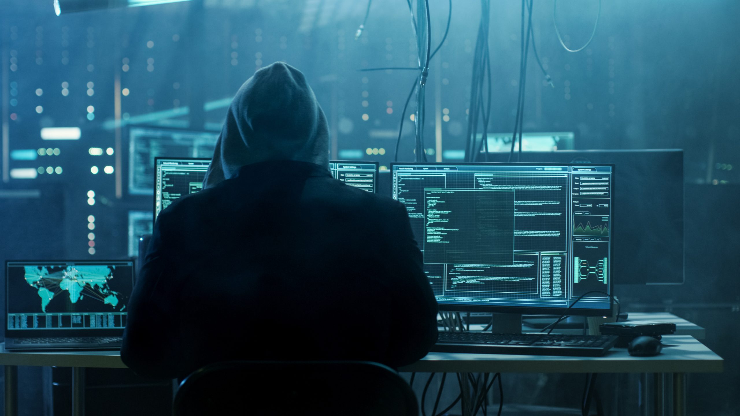 Cybercrime: crimineel achter een computer.