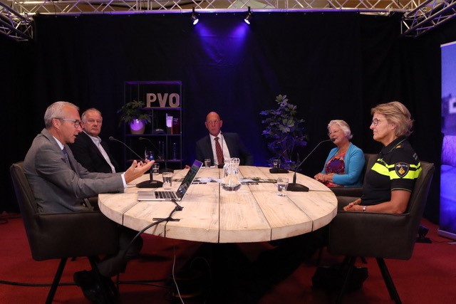 Op de foto van links naar rechts: Paul van der Weiden, Henk van Ommeren, Anton Jansen, burgemeester Josan Meijers en Elise Meier. Illustratie van het CCV.