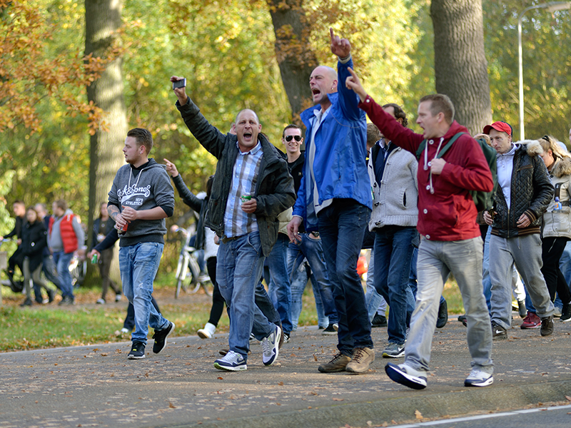 Een groep mensen loopt al roepend over straat. Ter illustratie van het CCV-dossier Online aangejaagde ordeverstoringen