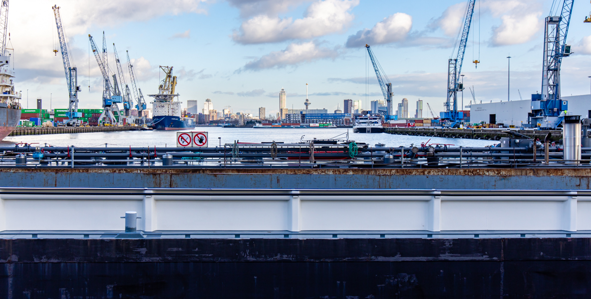 Foto gemaakt vanaf vrachtschip met uitzicht op havengebied Rotterdam. Ter illustratie van een artikel over veiligheid en samenwerking.