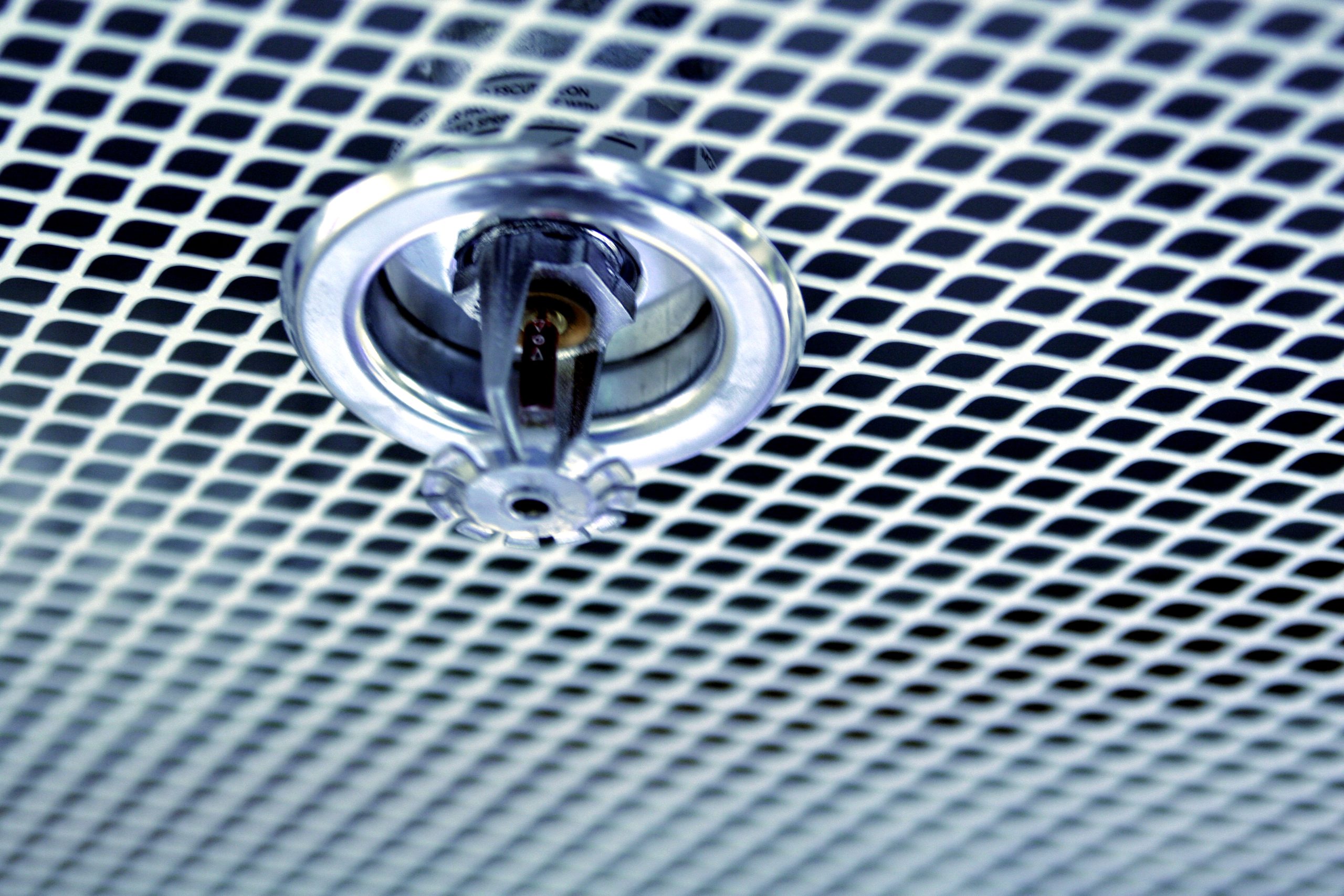 Sprinklerinstallatie aan het plafond van een pand.