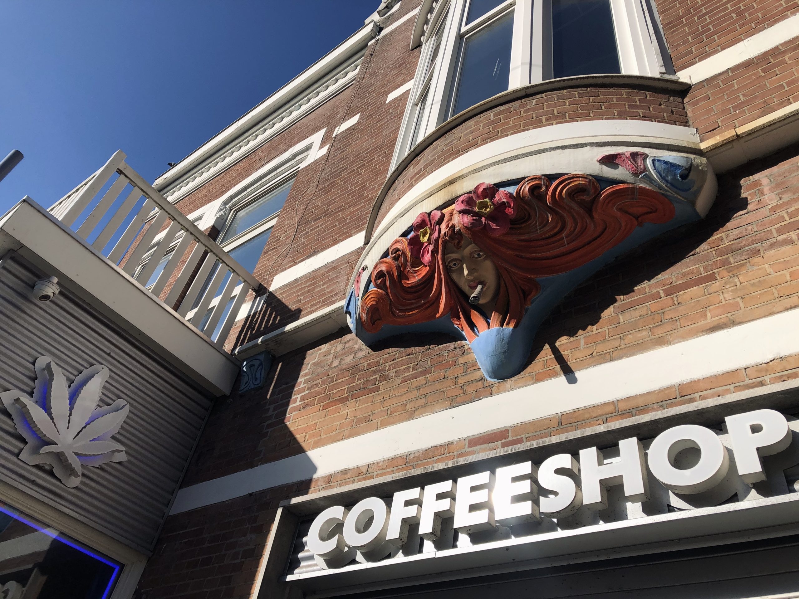 Gevel van een coffeeshop.