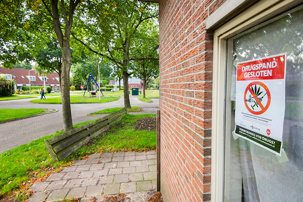 Een woonwijk met een drugspamflet ter illustratie van een ccv artikel
