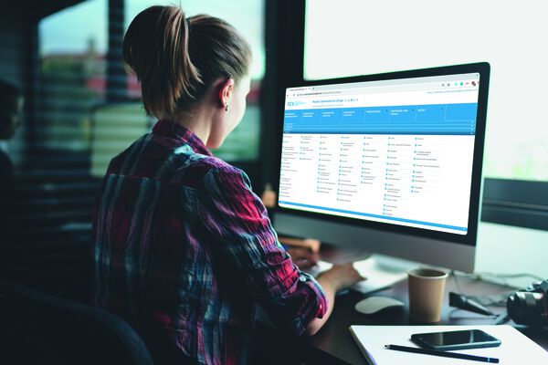 vrouw achter computer
