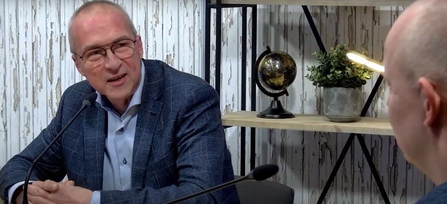 Paul van der Weiden van het Centrum voor Criminaliteitspreventie en Veiligheid spreekt in webinar over drugslabs.