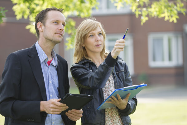 Man en vrouw checken met tablet. Ter illustratie van een artikel van het ccv