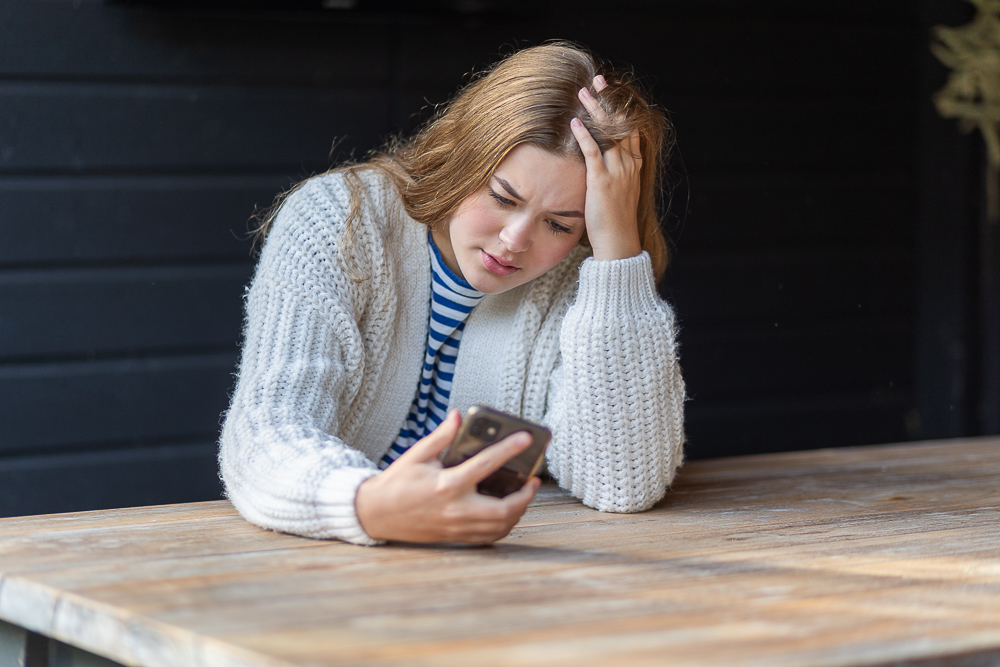 Meisje kijkt op smartphone