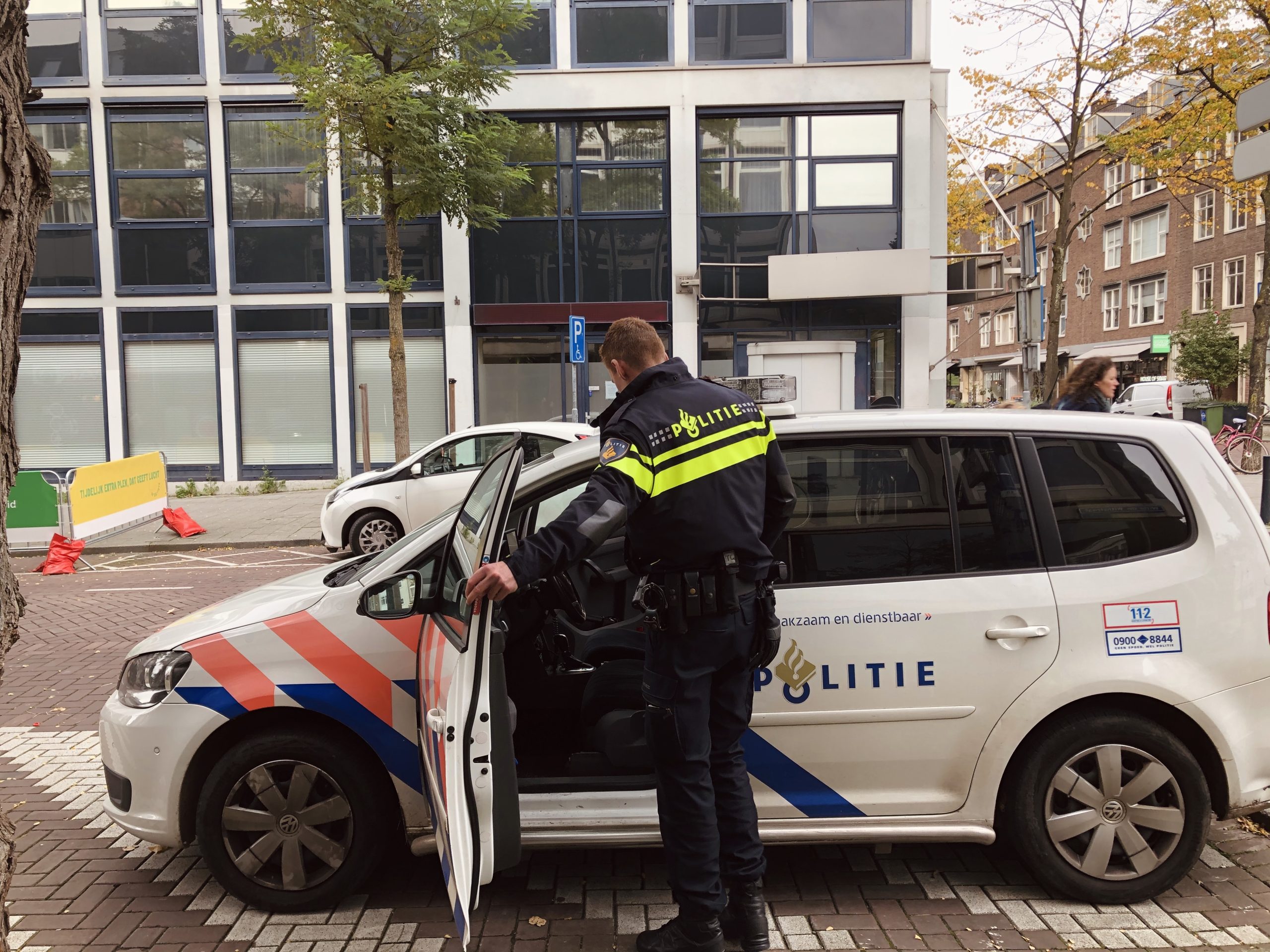 politieman stapt auto in ter illustratie voor een ccv nieuwsbericht