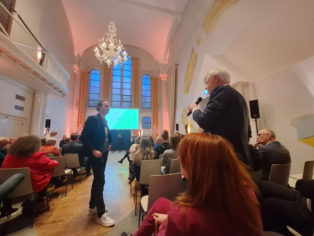Rob Adams in gesprek met een bezoeker van de nieuwjaarsbijeenkomst van het CCV.