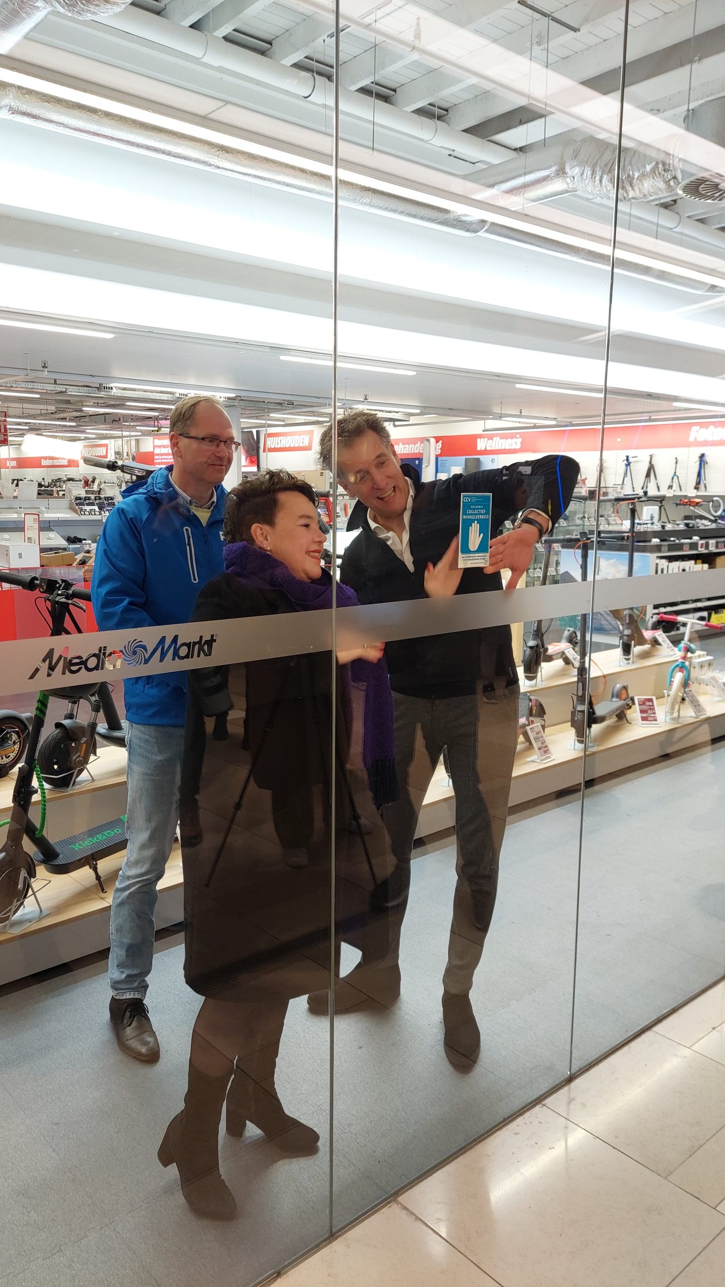 PVO adviseur Martijn Wildeboer, burgemeester van Utrecht Sharon Dijksma en Kees van Mourik plakken de sticker op.