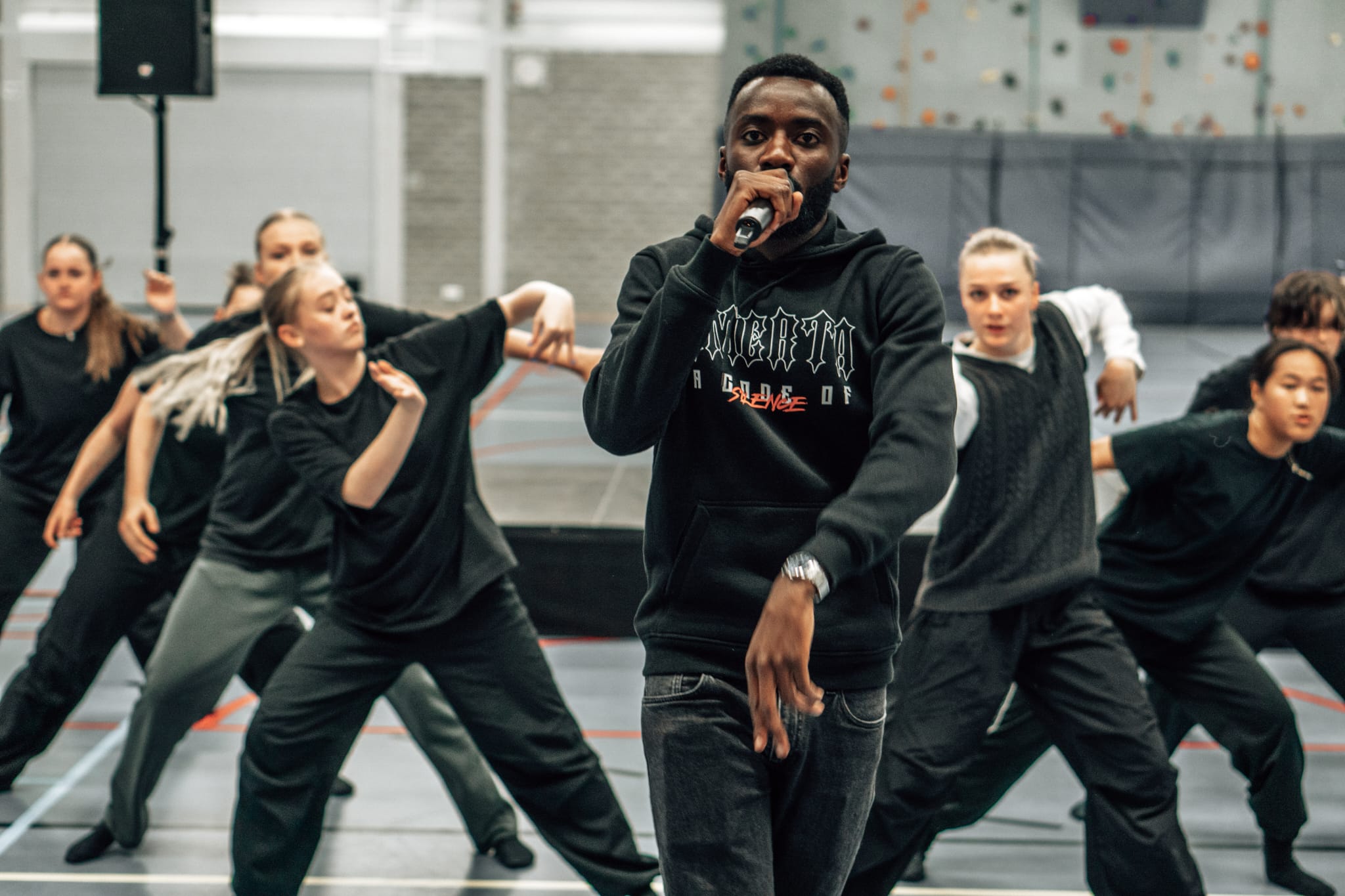 Rapper Bram met achtergronddansers ter illustratie van een CCV nieuwsartikel