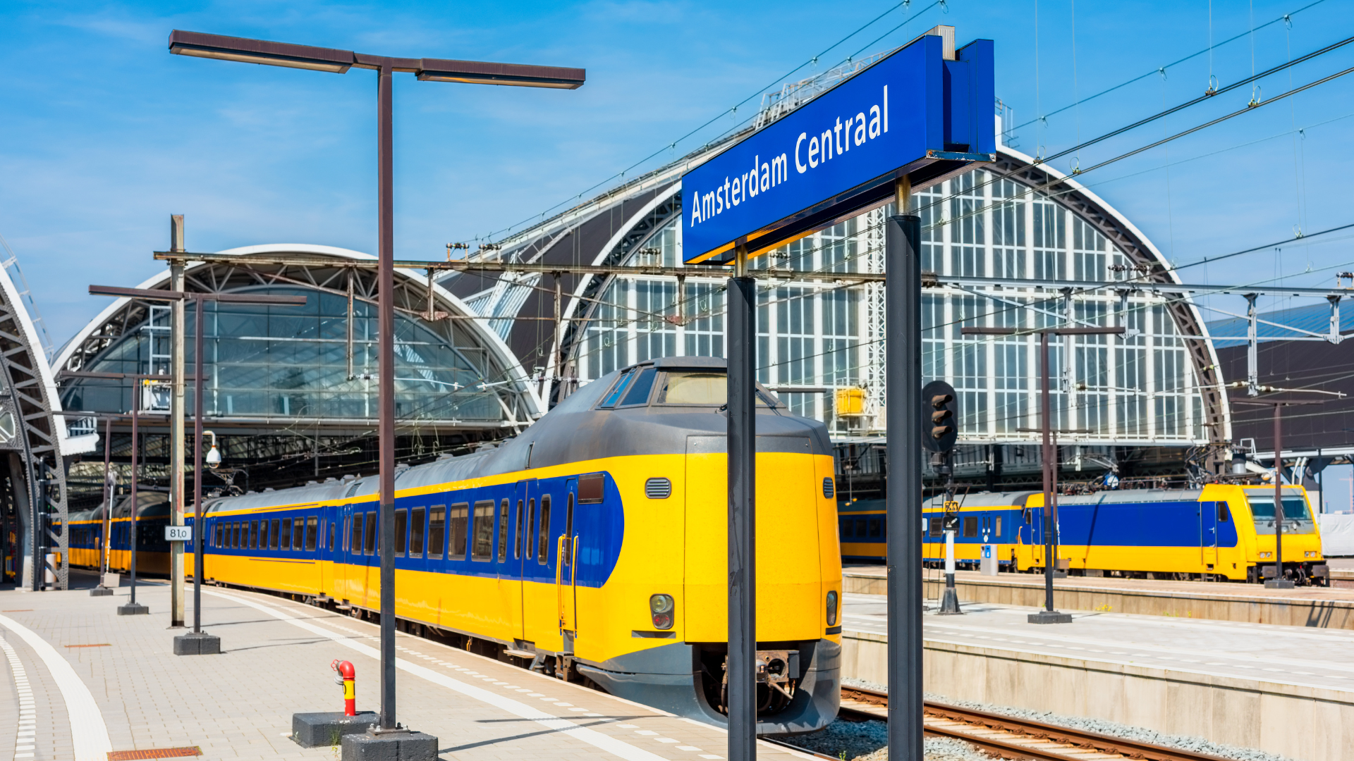 Rijdende treinen op station Amsterdam Centraal.