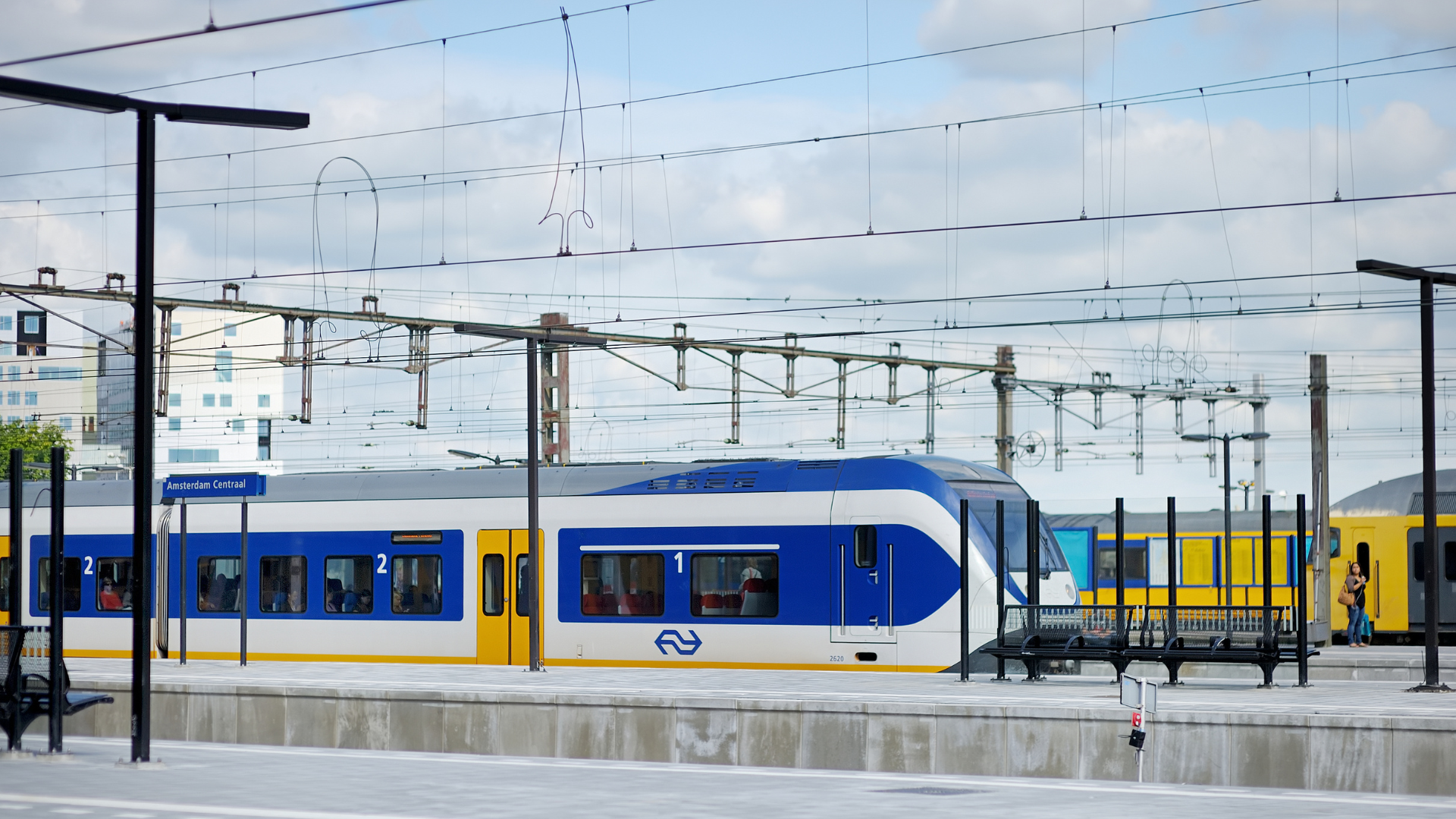 Stilstaande treinen op station Amsterdam Centraal