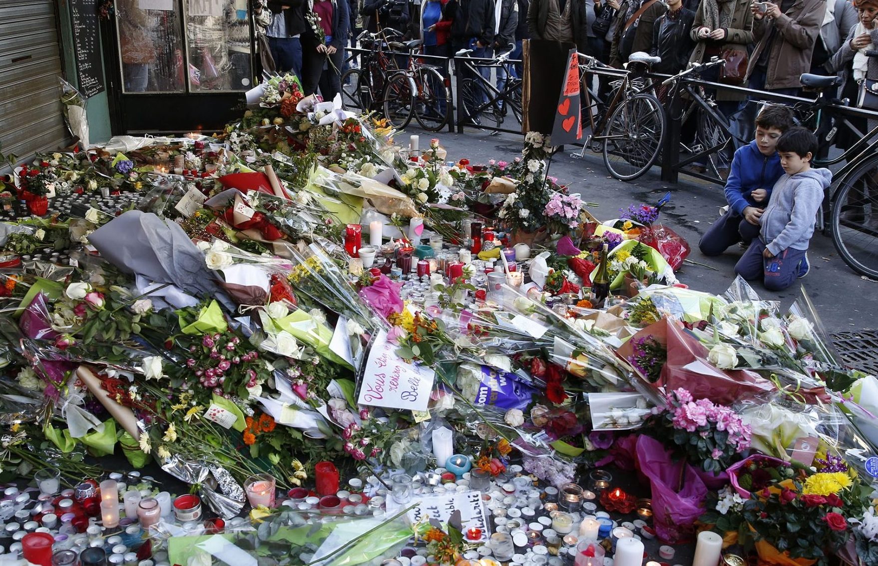 Beeld van een bloemenzee, neergelegd bij de herdenking van slachtoffers van de aanslagen in Parijs op 15 november 2015.
