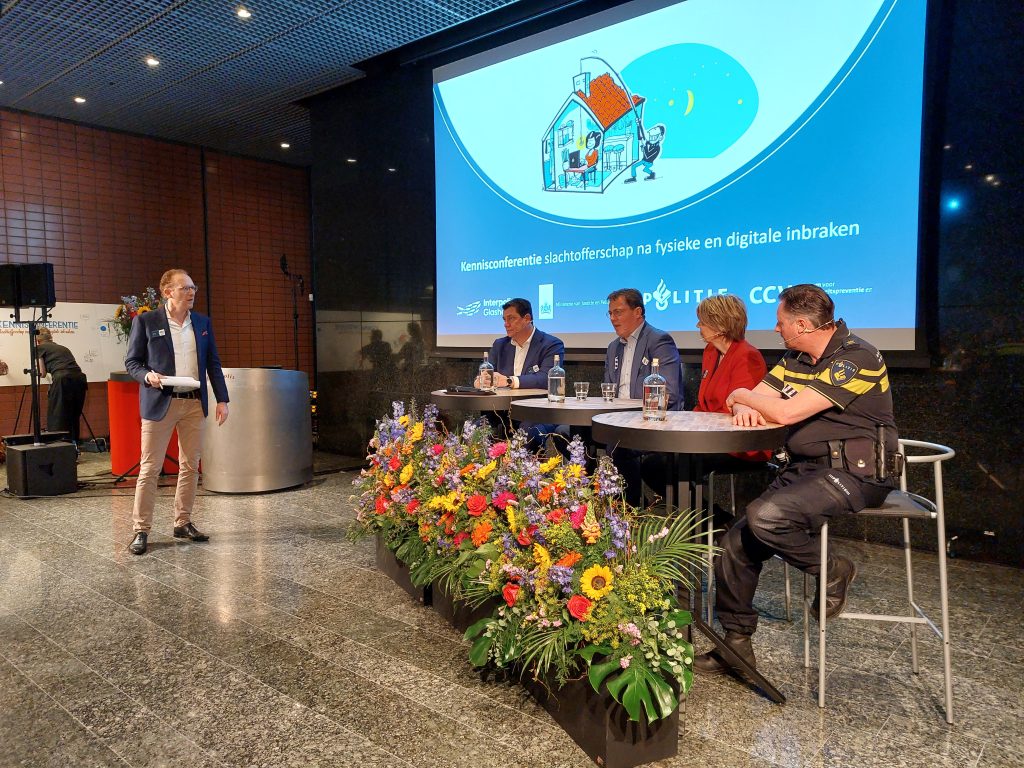 Een panel introduceerde het thema. Derde van rechts zit Patrick van den Brink, directeur van het CCV.