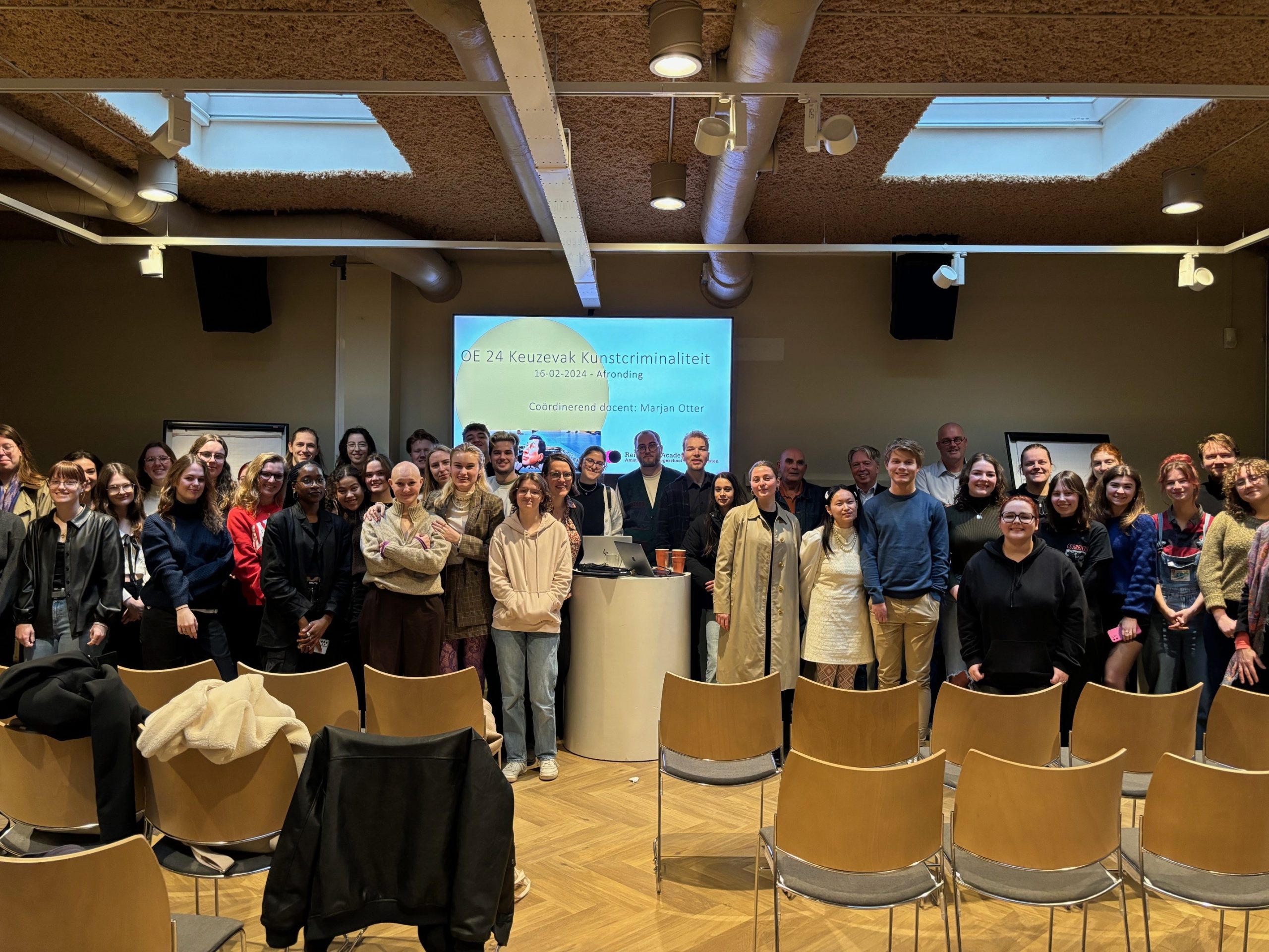 Groepsfoto van studenten die een gastcollege kunstcriminaliteit volgen.