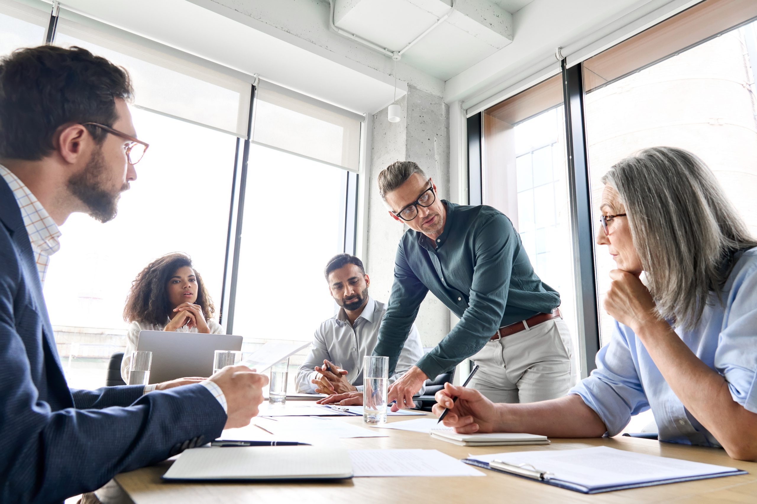 Mensen in gesprek aan tafel op kantoor