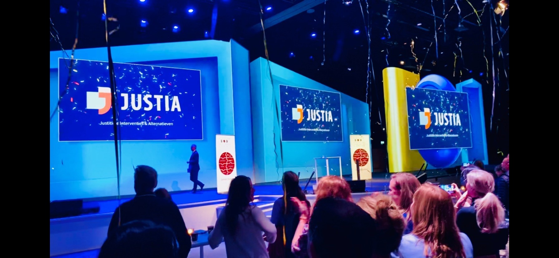 Podium met de letters JUSTIA, bij de lancering van de Justia-tool gelanceerd voor opsporing en vervolging.