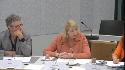 Katja Steverink aan het woord tijdens een rondetafelgesprek in de Tweede Kamer over onbegrepen gedrag.