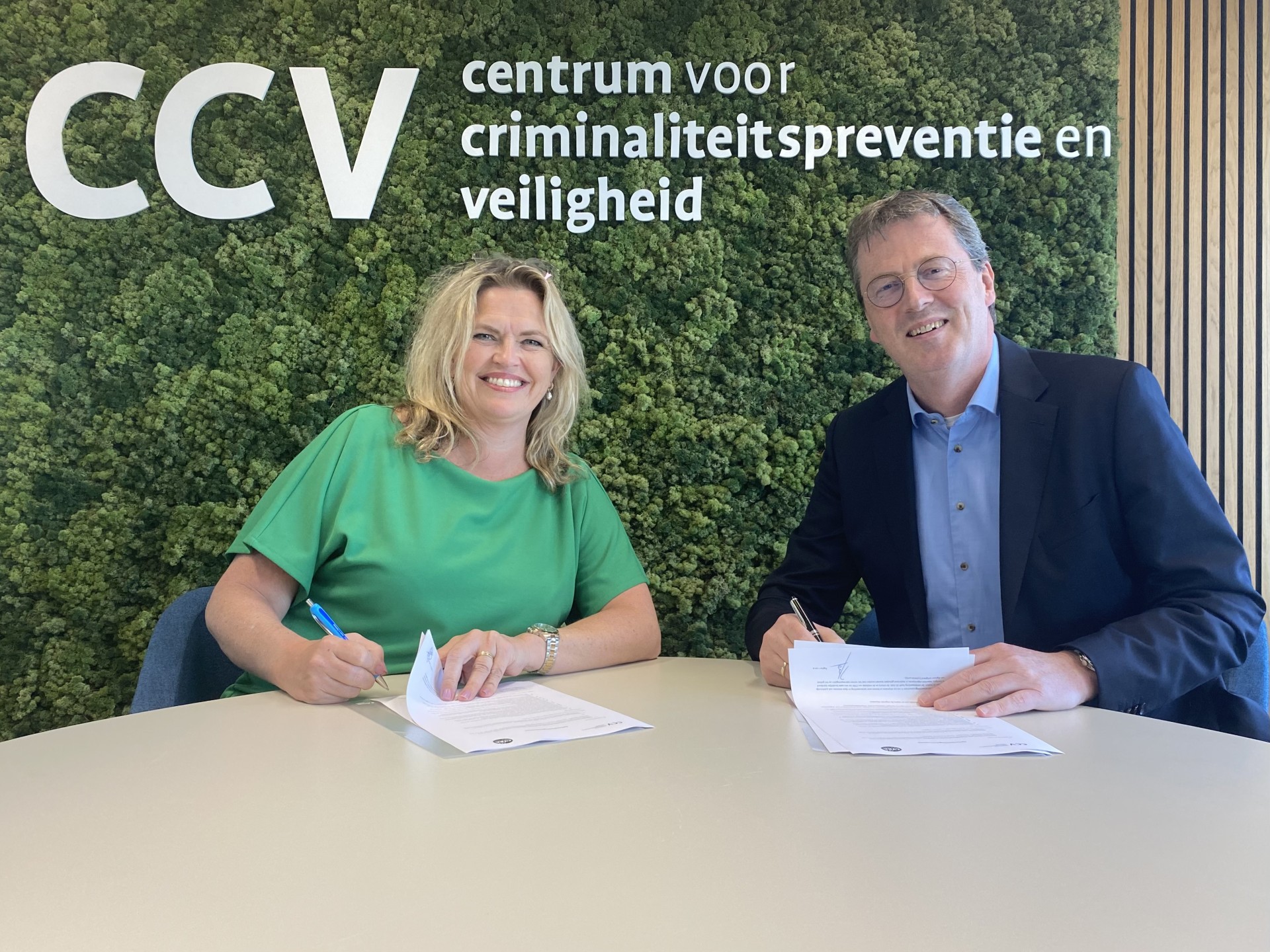Evelien Bras van stichting CYRA en Patrick van den Brink van het CCV ondertekenen het samenwerkingsconvenant op het gebied van cybersecurity.