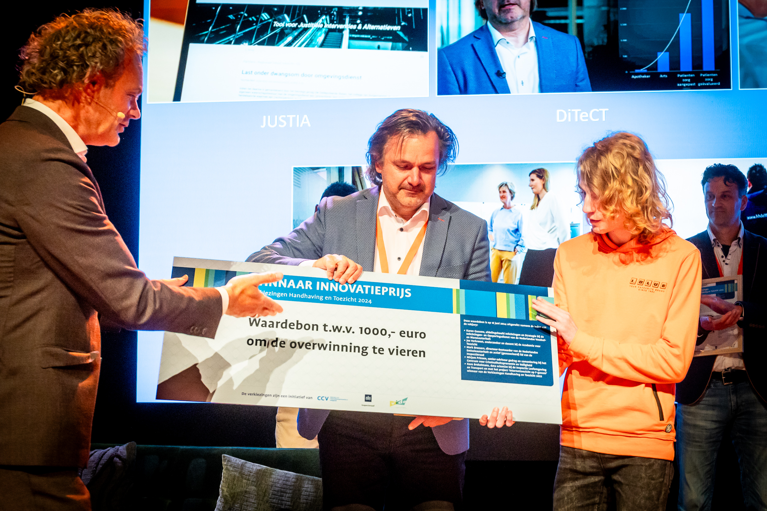 Het project DiTeCT wint Innovatieprijs Verkiezingen Handhaving en Toezicht 2024. Projectleider Wilfred Mijnheer neemt prijzen in ontvangst (foto: Paul Voorham).