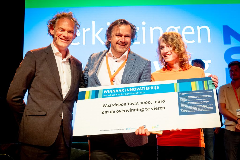 Het project DiTeCT wint Innovatieprijs Verkiezingen Handhaving en Toezicht 2024. Projectleider Wilfred Mijnheer neemt prijzen in ontvangst (foto: Paul Voorham).