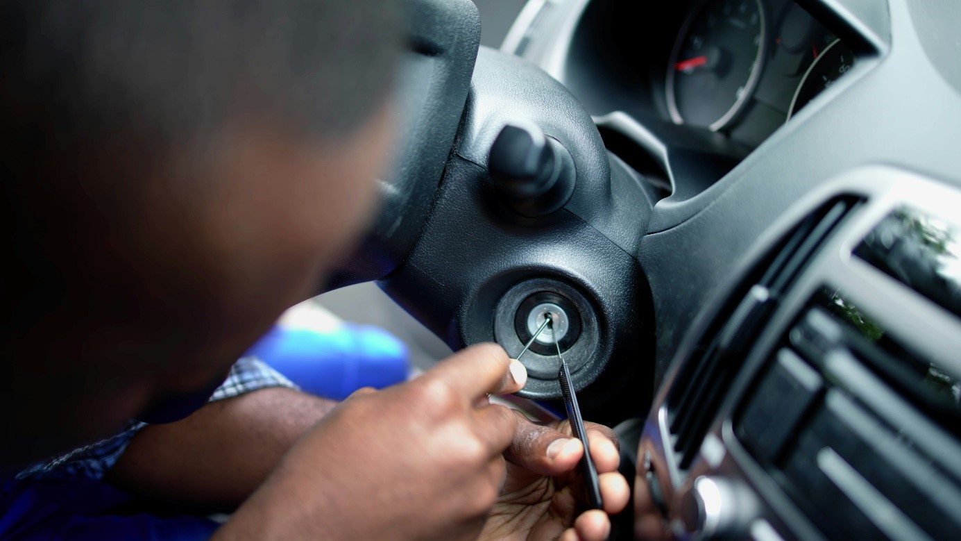 Man breekt slot van auto open