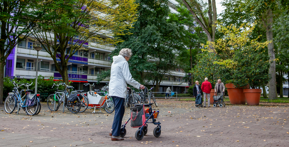 Vrouw met rollator op straat