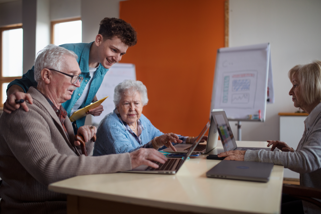 Ouderen achter computer.