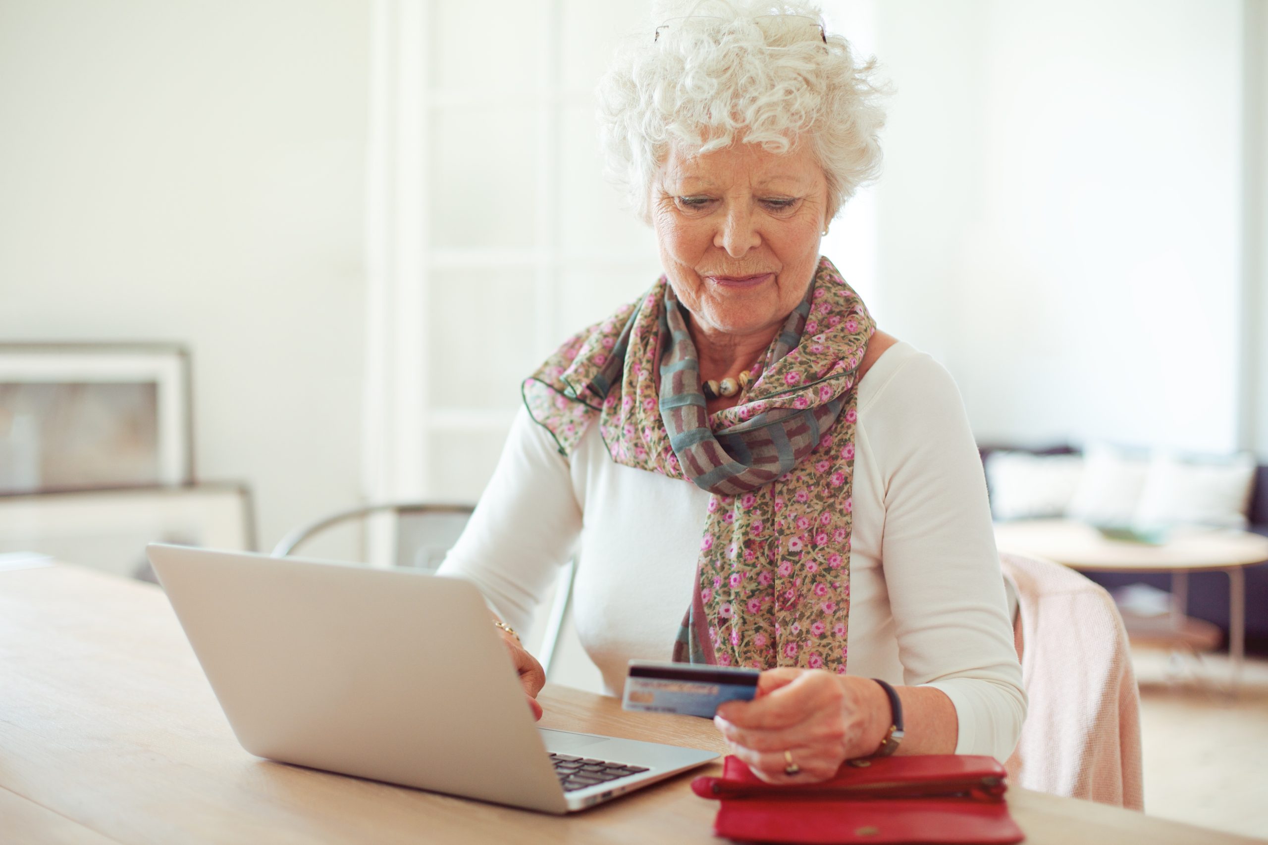 Oudere vrouw achter computer ter illustratie van het webdossier Cybercrime van het Centrum voor Criminaliteitspreventie en veiligheid.