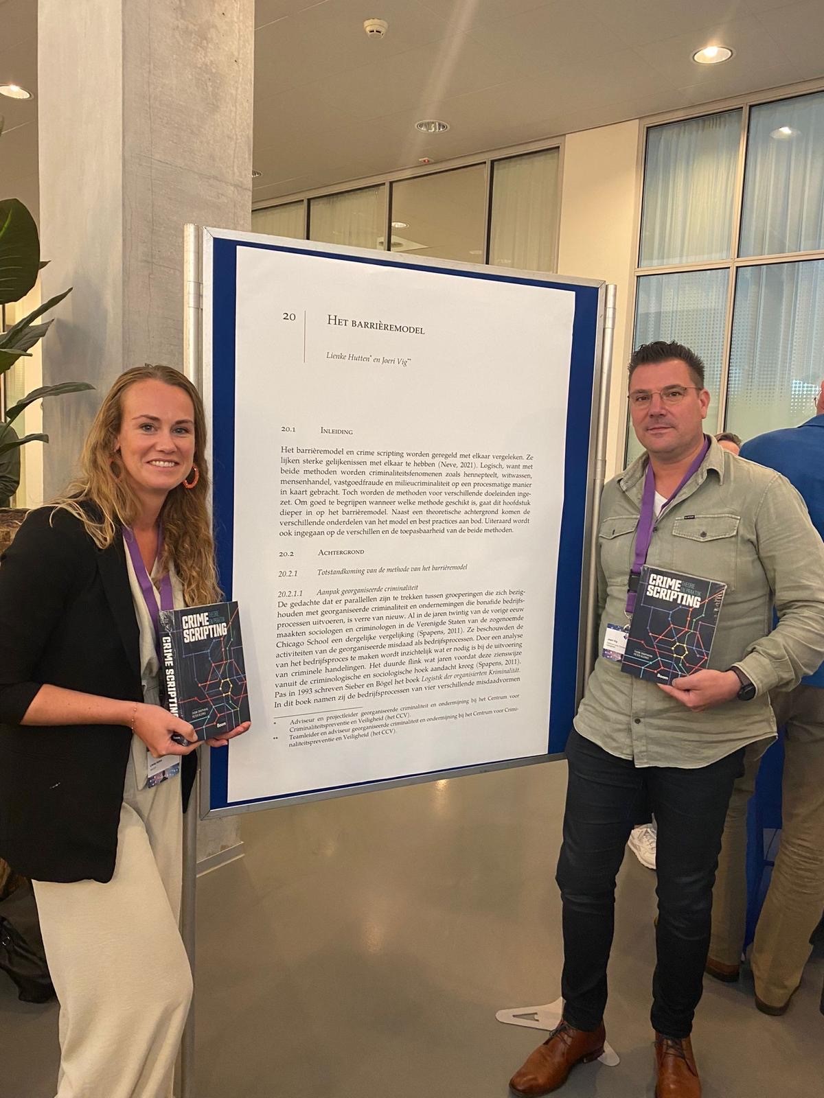 Foto joeri en lienke met boek