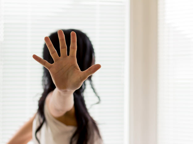 vrouw met hand voor gezicht