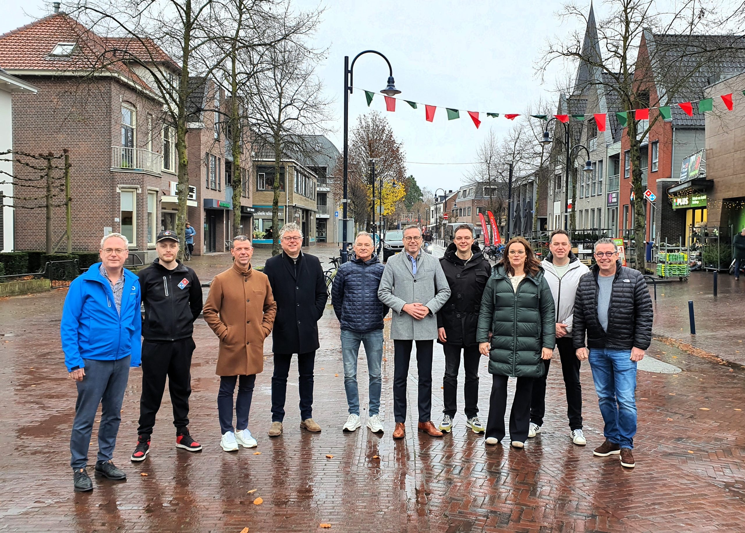 Deelnemers aan het collectief winkelverbod in Bennekom met in het midden met de grijze jas wethouder Arnold Versteeg van de gemeente Ede.