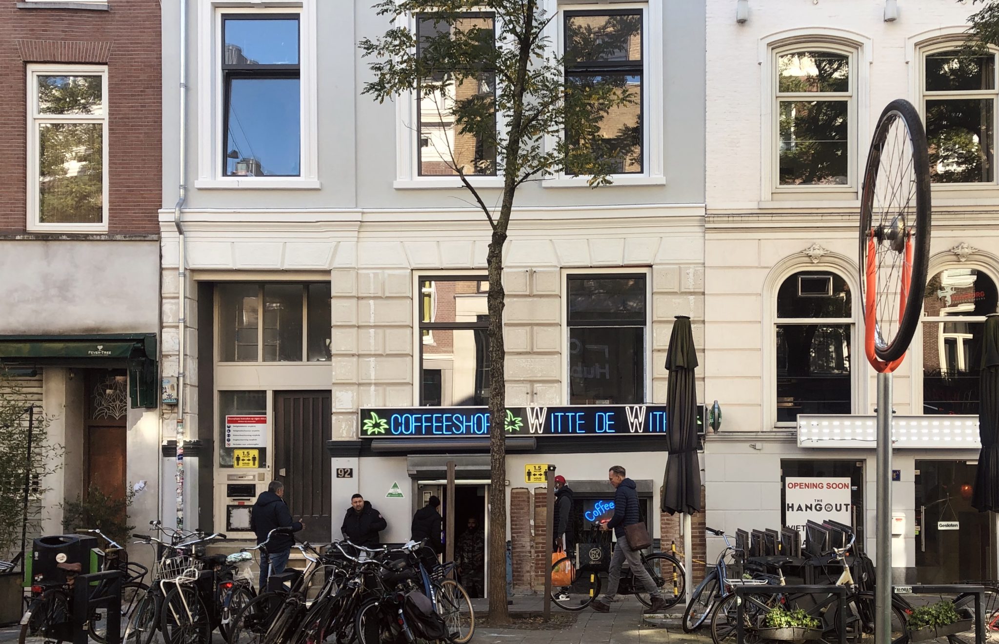Straat met een coffeeshop in Rotterdam