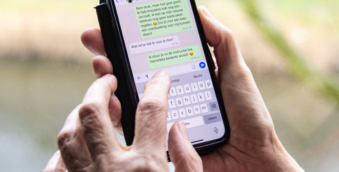 Handen met een telefoon