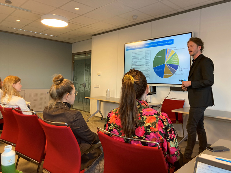Victor van der Geest spreekt tijdens de Kennis naar praktijk-sessie op het CCV over onderzoek naar milieucriminaliteit
